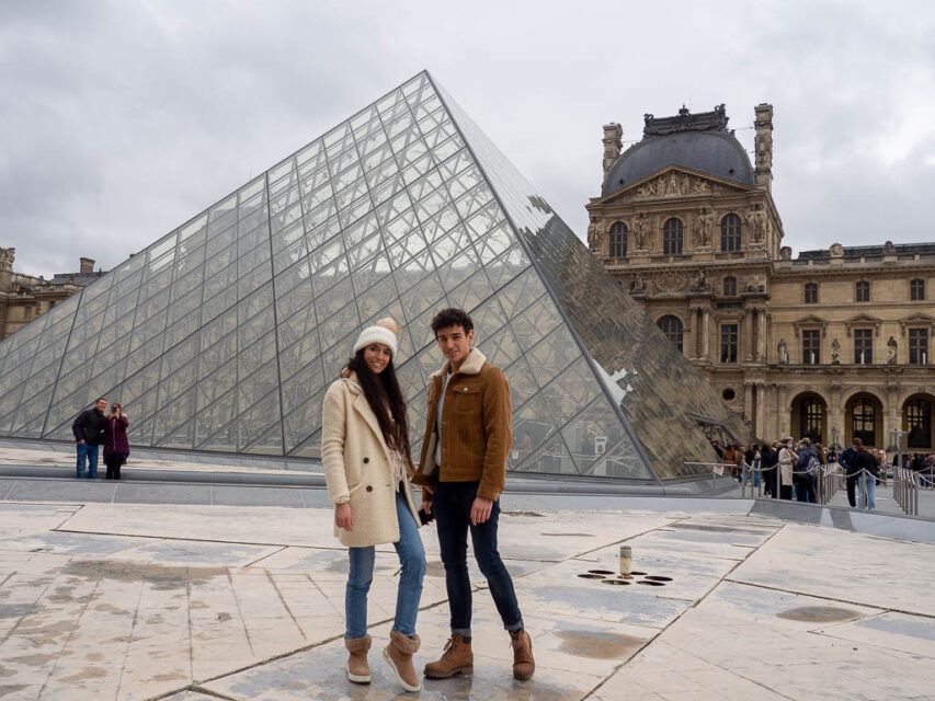 Visitar el Louvre es una de las mejores actividades en París.